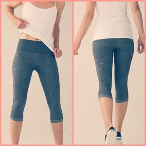 *WORN 1X* lululemon IN THE FLOW CROP II Sz 8